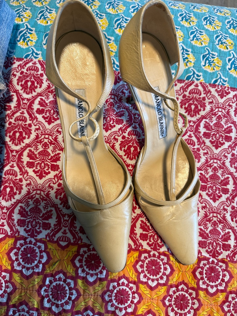 Manolo Blahnik Beige/Tan Leather T-Strap Pointed Pumps. Size 39.